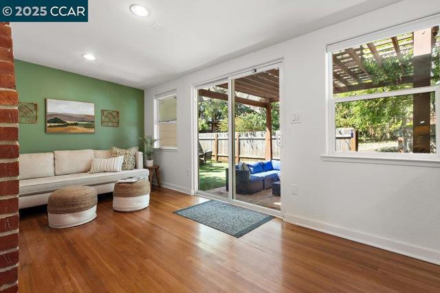 66 Del Hambre Cir, Walnut Creek CA: https://media.crmls.org/mediaz/74948a7a-337b-40c9-a7f0-16c15fcbf638.jpg
