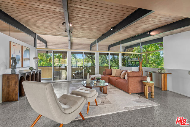 4944 Hood Drive, Woodland Hills CA: https://media.crmls.org/mediaz/7495634a-ad74-4148-94a7-4fd7936fcb3c.jpg
