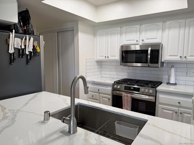 9342 Twin Trails Drive, San Diego CA: https://media.crmls.org/mediaz/7495da3c-e630-46c2-adfd-5034eb4cdc1a.jpg