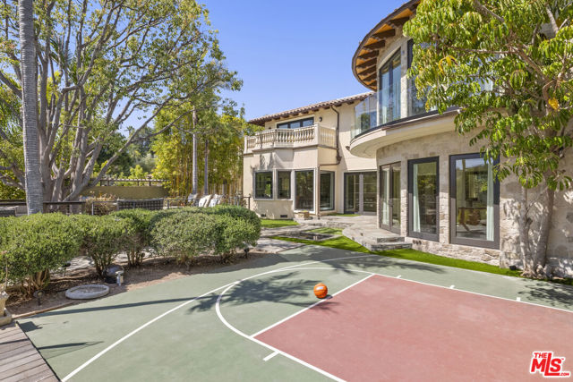 2325 Duxbury Circle, Los Angeles CA: https://media.crmls.org/mediaz/74966ad0-8bb6-4e56-ae9f-aeb2995f0dda.jpg