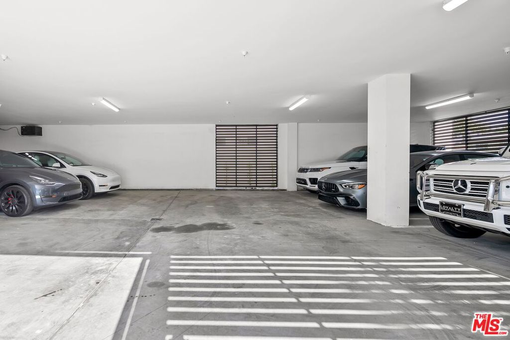 https://media.crmls.org/mediaz/749680d0-1178-4619-96be-a357012e5049.jpg?preset=X-Large