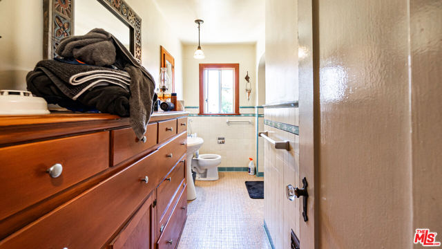1277 S Orange Drive, Los Angeles CA: https://media.crmls.org/mediaz/7496a47d-d944-4f99-b380-f90fbe2793f5.jpg