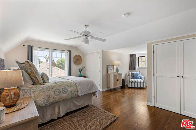 2555 N Altadena Drive, Altadena CA: https://media.crmls.org/mediaz/7496a8f4-93d1-4cb8-a837-2b953dda15ad.jpg