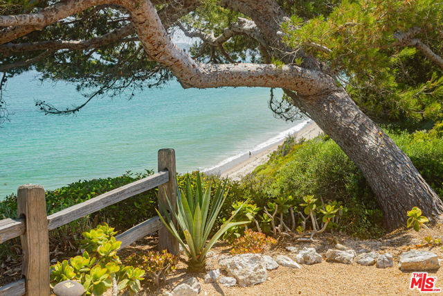 27500 Pacific Coast Highway, Malibu CA: https://media.crmls.org/mediaz/7496e831-10df-4420-84f7-baccd516f81d.jpg