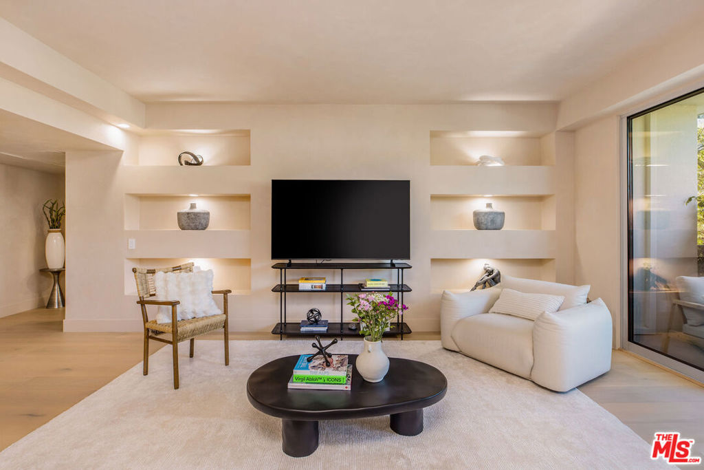 818 N Doheny Drive #205