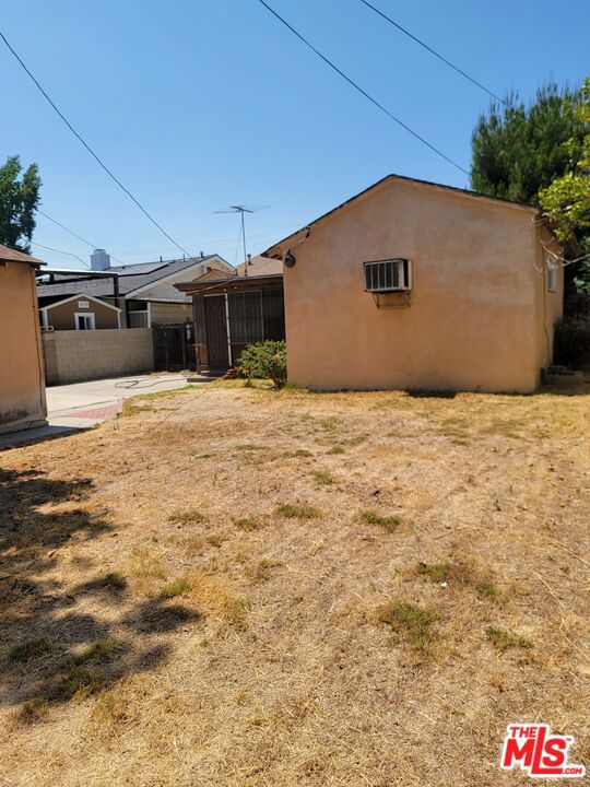 6500 Hayvenhurst Avenue photo 2