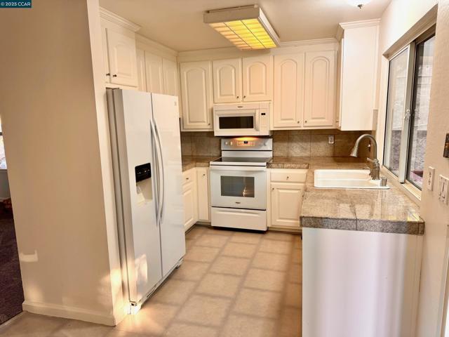 2139 Chestnut Dr, Pittsburg CA: https://media.crmls.org/mediaz/7498252e-7388-40fd-9c93-0aafe750c5b4.jpg