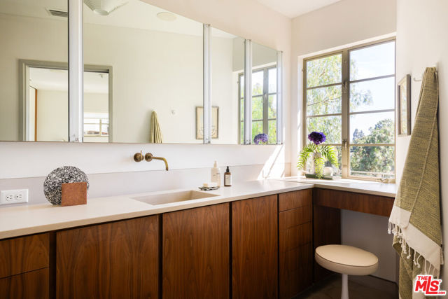 5514 Ridge Oak Drive, Los Angeles CA: https://media.crmls.org/mediaz/74985843-52a7-4d28-a38f-7037ad5f07ac.jpg
