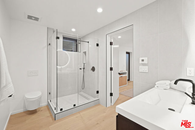 2530 Beverley Avenue, Santa Monica CA: https://media.crmls.org/mediaz/7498dead-be7a-4169-a0e6-a88e28b76ad2.jpg