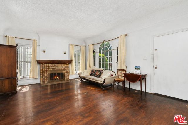 5021 Elmwood Avenue, Los Angeles CA: https://media.crmls.org/mediaz/7498f4e6-2ffa-4dd0-8c1a-d4ccafe90076.jpg