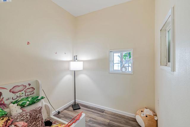 2530 Market St, Oakland CA: https://media.crmls.org/mediaz/74993129-571a-4b22-87d0-2f5a1f436ebe.jpg