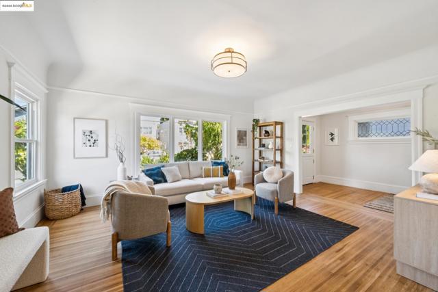 327 Hudson St, Oakland CA: https://media.crmls.org/mediaz/74995607-efe3-4bb9-b9d6-31a1cf2828ac.jpg