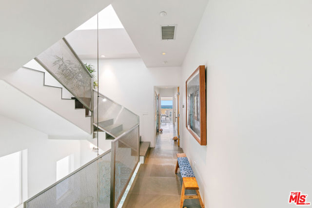 1341 Palisades Beach Road, Santa Monica CA: https://media.crmls.org/mediaz/74995dba-b7ce-4b9f-8f7c-e11e42b5efe0.jpg