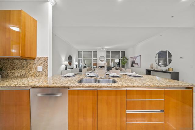550 Front St, San Diego CA: https://media.crmls.org/mediaz/74999671-8afb-469c-bee5-328c39b527ae.jpg
