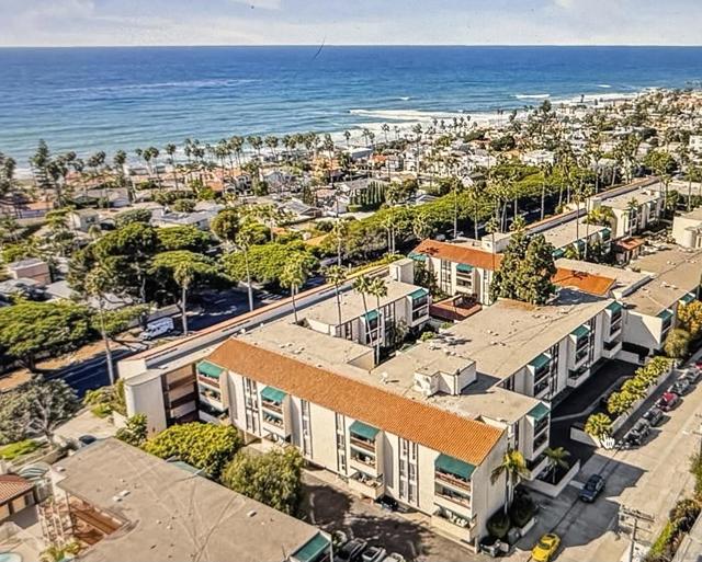6455 La Jolla Blvd, La Jolla CA: https://media.crmls.org/mediaz/7499ef5c-5093-4a58-b424-4c3940e93454.jpg