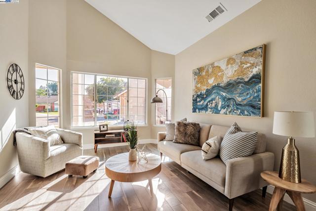 25 Phillips Ct, Tracy CA: https://media.crmls.org/mediaz/749b2084-fc33-4aa7-b8a8-6558484c192a.jpg