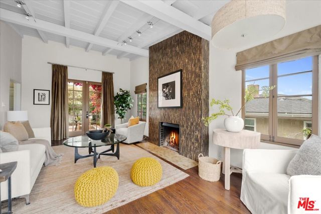 3074 Lake Hollywood Drive, Los Angeles CA: https://media.crmls.org/mediaz/749b87c5-3bed-4388-89b7-cfd82905a2d4.jpg