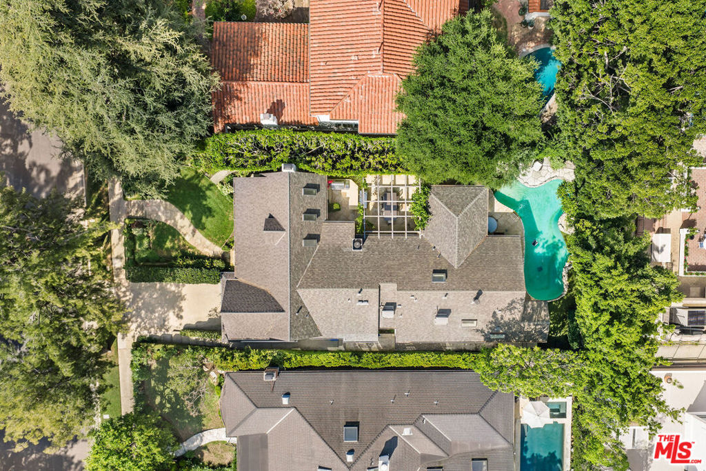 https://media.crmls.org/mediaz/749c6676-c8ee-4093-9397-9a984d0dbd89.jpg?preset=X-Large