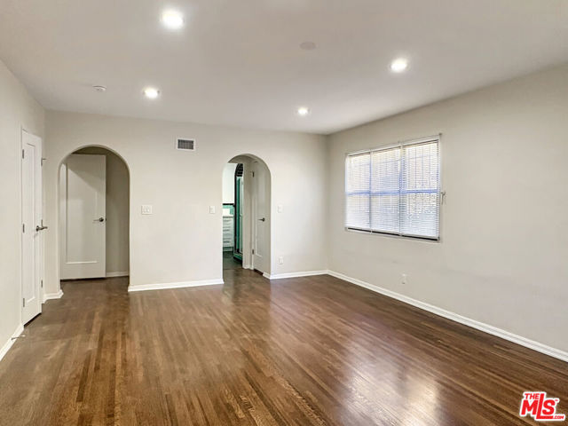 170 N Orange Drive, Los Angeles CA: https://media.crmls.org/mediaz/749cb05a-e291-4cb7-9666-3309aa5b867e.jpg