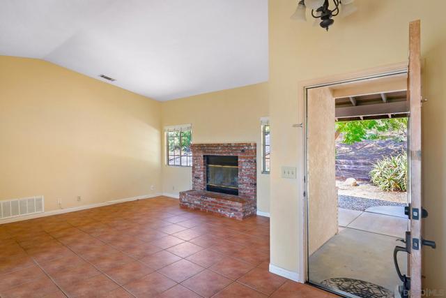 27301 Rowel Ct, Valley Center CA: https://media.crmls.org/mediaz/749cd575-5d8a-4a88-af8f-93c8b3ee8534.jpg