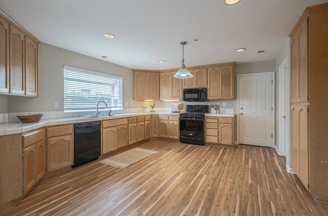1016 Newington Street, Salinas CA: https://media.crmls.org/mediaz/749d3d7c-96be-4532-848b-e3eca67d4eab.jpg