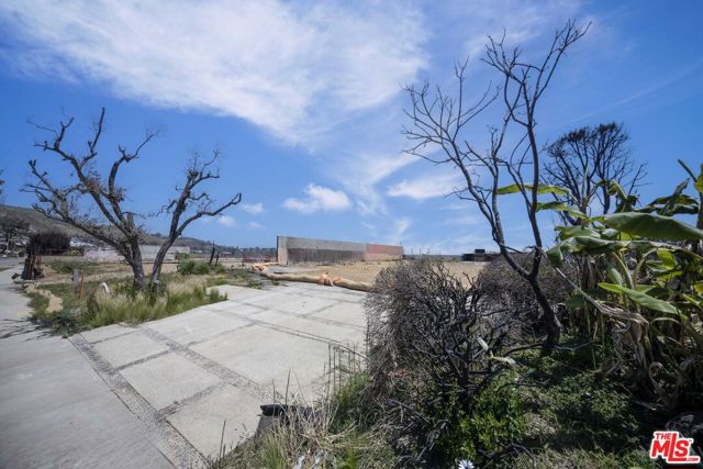 18428 Clifftop Way, Malibu CA: https://media.crmls.org/mediaz/749de6d1-555c-418b-88bc-61d7e7a58b5f.jpg