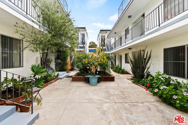 817 20th Street, Santa Monica CA: https://media.crmls.org/mediaz/749e7f97-036c-4571-9572-548bf781e425.jpg