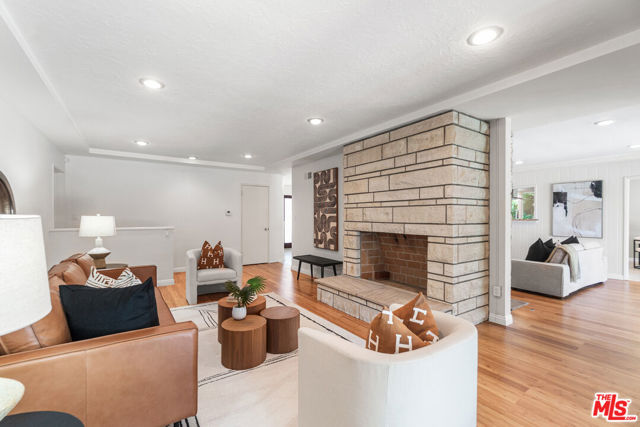 5210 S Corning Avenue, Los Angeles CA: https://media.crmls.org/mediaz/749f04a0-6ff7-4b7b-a8a5-c1aa8401c125.jpg