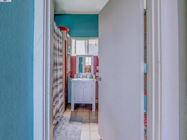 1437 25Th Ave, Oakland CA: https://media.crmls.org/mediaz/749f6af4-1b20-4118-9cb7-9217a95aa84b.jpg