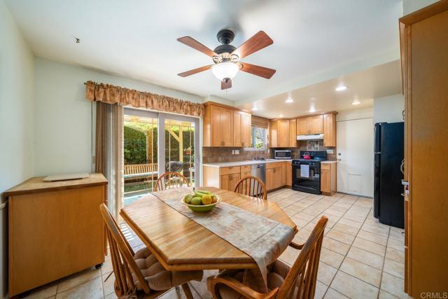 905 Discovery Street, San Marcos CA: https://media.crmls.org/mediaz/749f6ffe-8ef7-49c1-a997-68aabceaba2e.jpg
