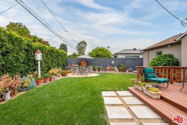 11521 Segrell Way, Culver City CA: https://media.crmls.org/mediaz/74a196c5-44e3-4ff4-9dde-a3a7c58eade0.jpg
