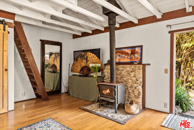 20158 Observation Drive, Topanga CA: https://media.crmls.org/mediaz/74a27df8-1e7f-4856-90b6-f972c637893b.jpg