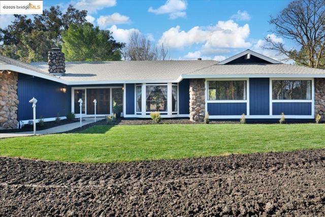 1610 Lawrence Rd, Danville CA: https://media.crmls.org/mediaz/74a480b7-84ac-4be7-a856-c9c7493b5e34.jpg