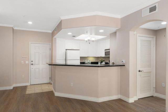 4165 Executive Dr, La Jolla CA: https://media.crmls.org/mediaz/74a69385-e659-4391-9946-4cd080e9f81f.jpg