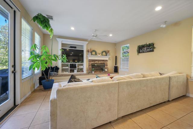 Detail Gallery Image 9 of 34 For 8368 Entreken Way, San Diego,  CA 92129 - 4 Beds | 4 Baths