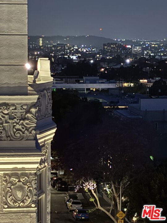 1302 N Sweetzer Avenue, West Hollywood CA: https://media.crmls.org/mediaz/74a79d21-1161-4583-84d8-0ede2863a541.jpg