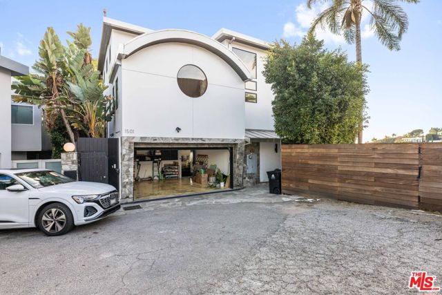 1501 Viewsite Terrace, Los Angeles CA: https://media.crmls.org/mediaz/74a82033-3dcb-4747-bc28-b251e0ad4548.jpg