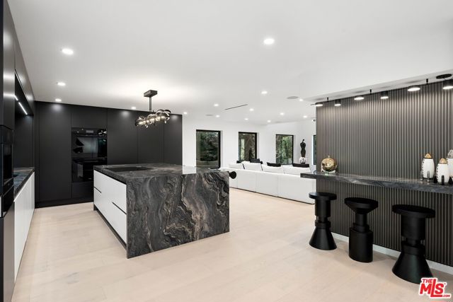 3290 N Knoll Drive, Los Angeles CA: https://media.crmls.org/mediaz/74a85b91-4f56-49e8-af41-a4dc74ca54fb.jpg