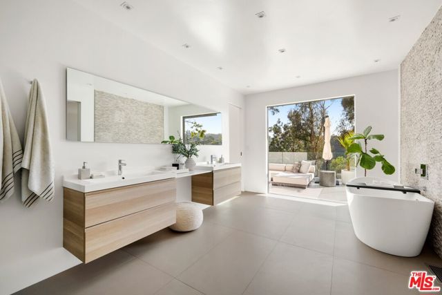 8583 Skyline Drive, Los Angeles CA: https://media.crmls.org/mediaz/74a87ecf-0a20-4114-b7f9-3b861081f5ea.jpg