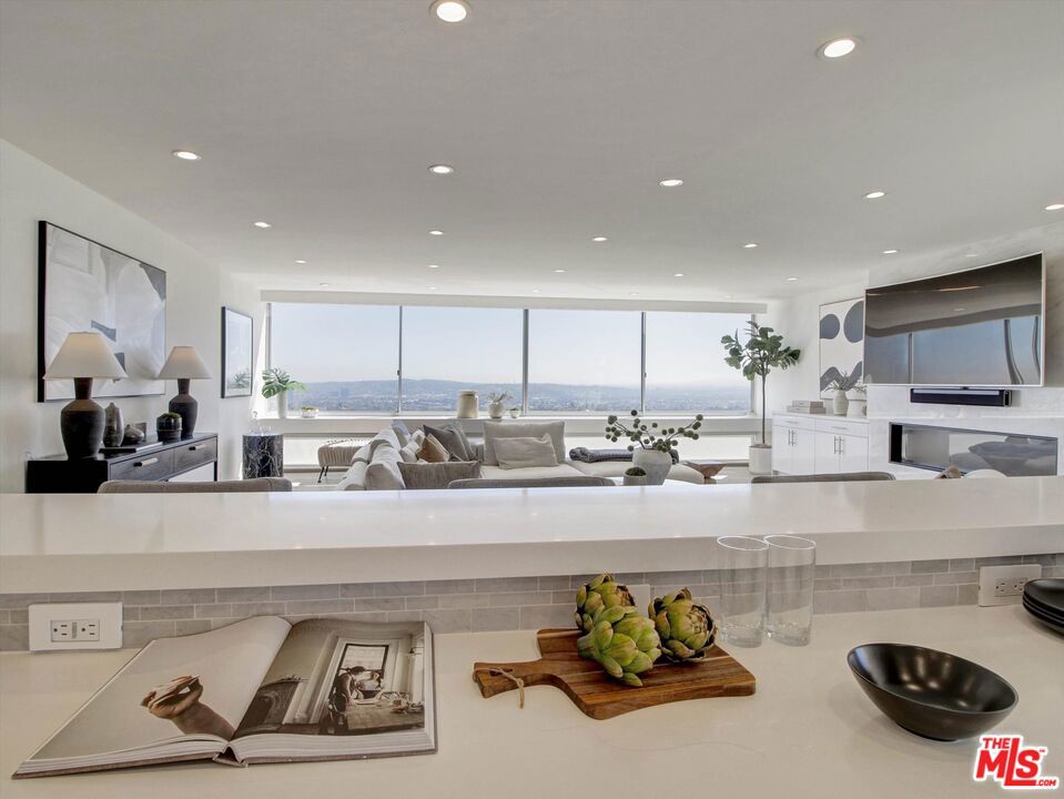https://media.crmls.org/mediaz/74a8d8d5-7d49-4ab7-bb74-0f9352281a01.jpg?preset=X-Large