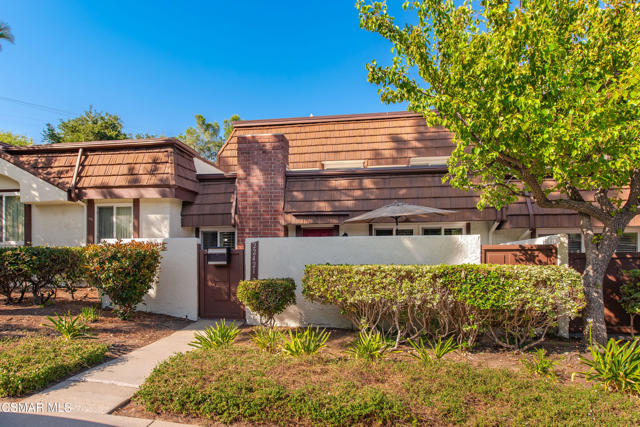 22421 Jeffrey Mark Court, Chatsworth CA: https://media.crmls.org/mediaz/74a9484e-3538-416e-964a-996d0f99fdc9.jpg