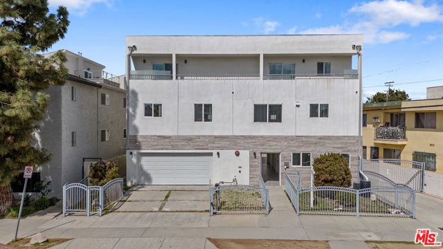 3319 Bagley Avenue, Los Angeles CA: https://media.crmls.org/mediaz/74aa8195-1c3b-4dc4-bd5e-f47036d0d578.jpg
