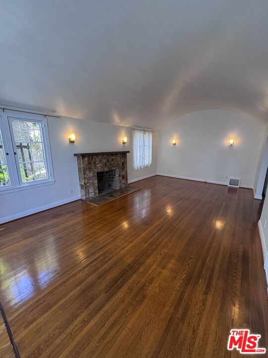 621 S Highland Avenue, Los Angeles CA: https://media.crmls.org/mediaz/74ab1d96-d9bc-41fd-8518-685eb7af5038.jpg