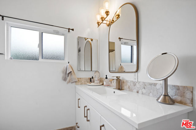 20338 Coulson Street, Woodland Hills CA: https://media.crmls.org/mediaz/74aba58b-e5fe-489f-ba19-7d383dcf8277.jpg