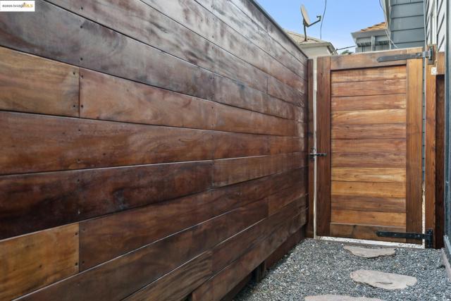 319 E 17Th St, Oakland CA: https://media.crmls.org/mediaz/74abb272-d174-4d2c-9442-6e2295fc512f.jpg