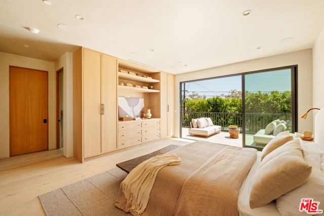 636 N Laurel Avenue, Los Angeles CA: https://media.crmls.org/mediaz/74ac0f33-b8f2-4a30-a64b-e941c1c0658e.jpg