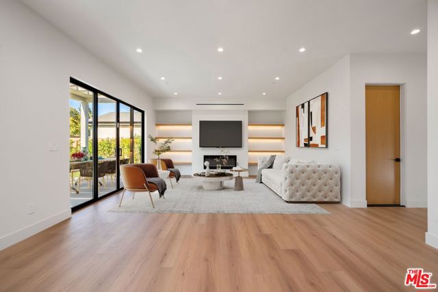 5660 Winnetka Avenue, Woodland Hills CA: https://media.crmls.org/mediaz/74ac356b-e2e6-4197-b570-96fd81c7e1cf.jpg