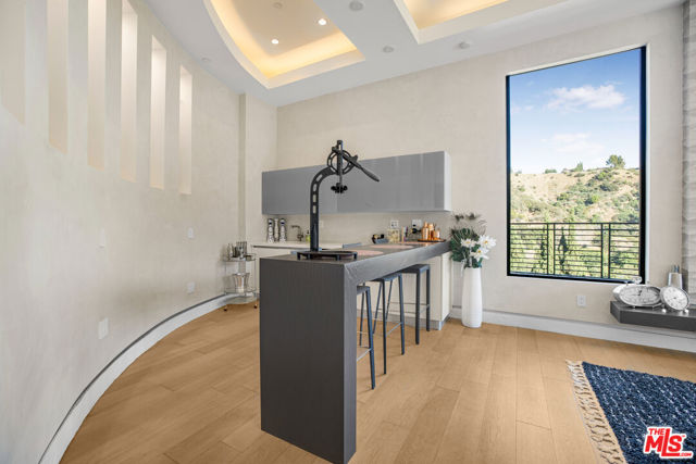 2501 Zorada Drive, Los Angeles CA: https://media.crmls.org/mediaz/74aca1cc-2bee-4207-9231-b80e163da76a.jpg