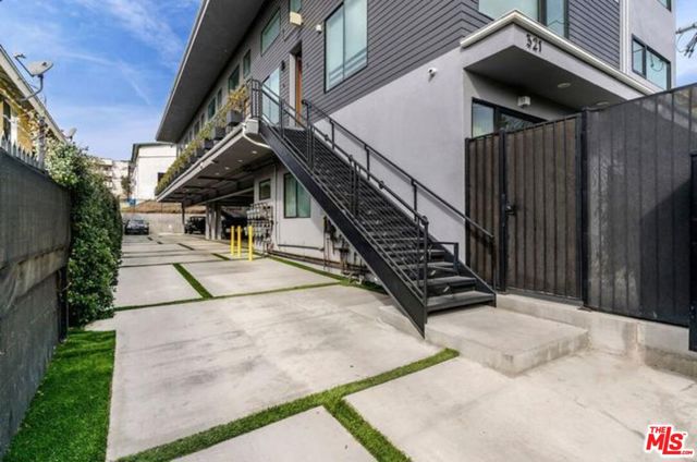 321 N Bixel Street, Los Angeles CA: https://media.crmls.org/mediaz/74ae1e8c-4024-4227-b9c0-34320d65c379.jpg