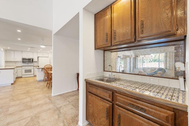 2050 Silver Oak Way, Hemet CA: https://media.crmls.org/mediaz/74b04382-9697-48bc-ab60-692ec63b17ab.jpg